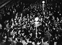 Floor trading at the time of reopening of Tokyo Stock Exchange Floor trading at the time of reopening of Tokyo Stock Exchange